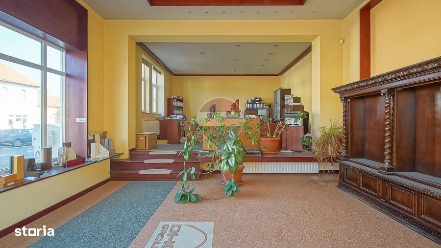 Spațiu comercial, de 120 mp, în Central