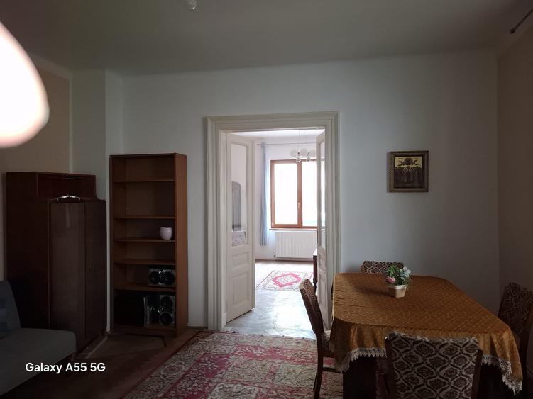 Apartament cu 3 camere semidecomandat în Schei