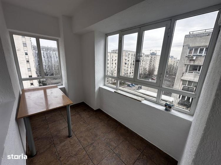 Apartament cu 3 camere semidecomandat, mobilat în Văcăresti