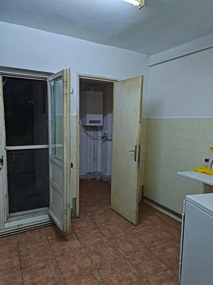 Apartament cu 3 camere semidecomandat în Vest
