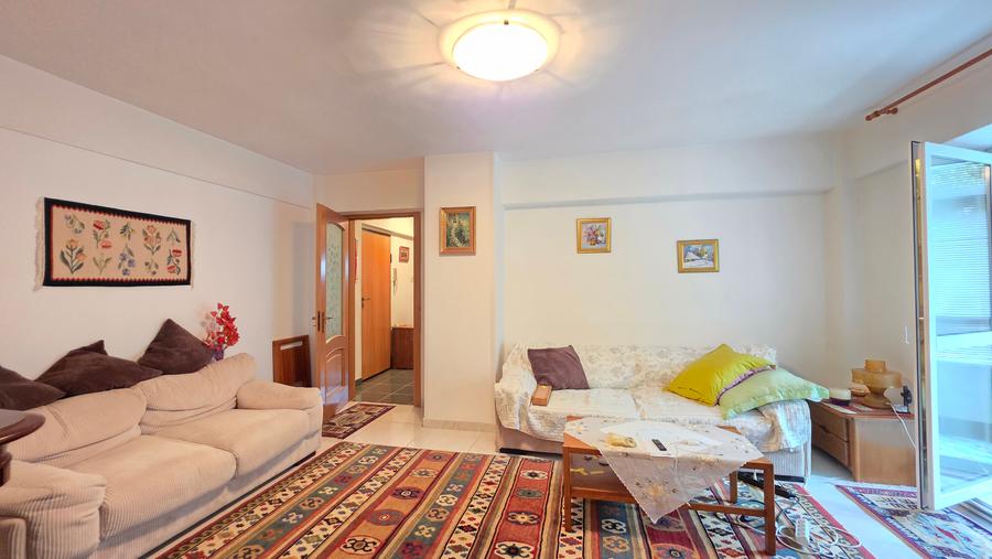Apartament cu 3 camere semidecomandat în Calea Moroieni