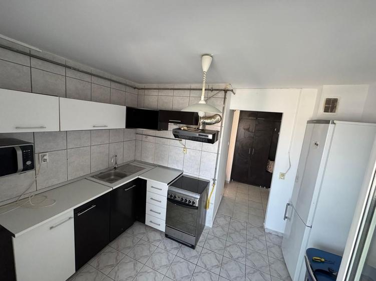 Apartament cu 3 camere decomandat, mobilat în Tomis III