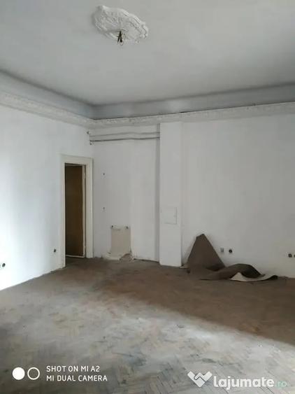 Spațiu comercial, de 2,600 mp, în Universitate