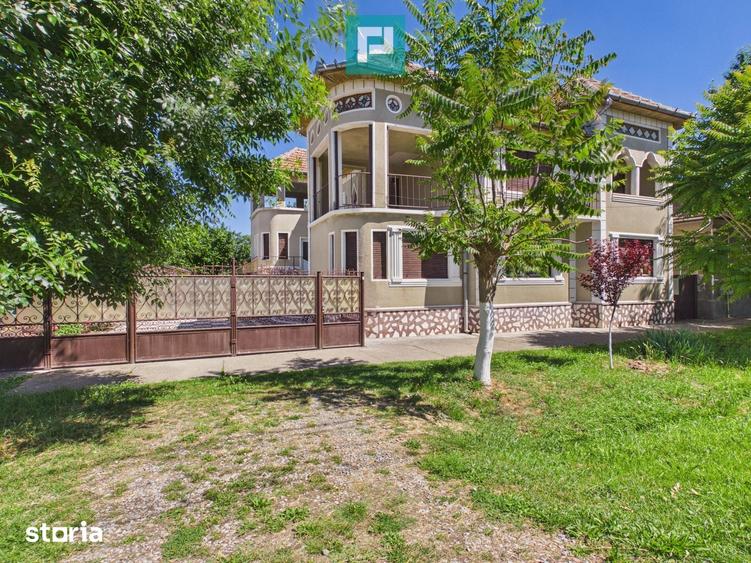 Casă cu 10 camere cu Teren 503 Mp în Central