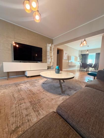 Apartament cu 3 camere decomandat în Victoriei