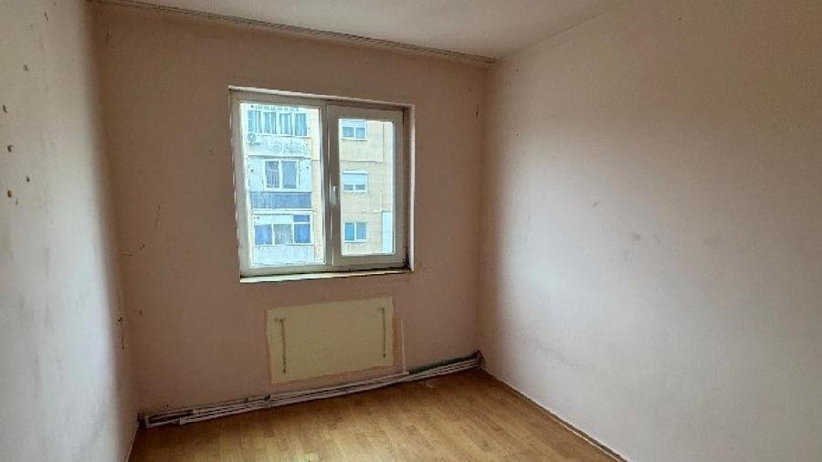 Apartament cu 3 camere semidecomandat în Nord
