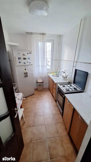 Apartament cu 3 camere semidecomandat în Calea București