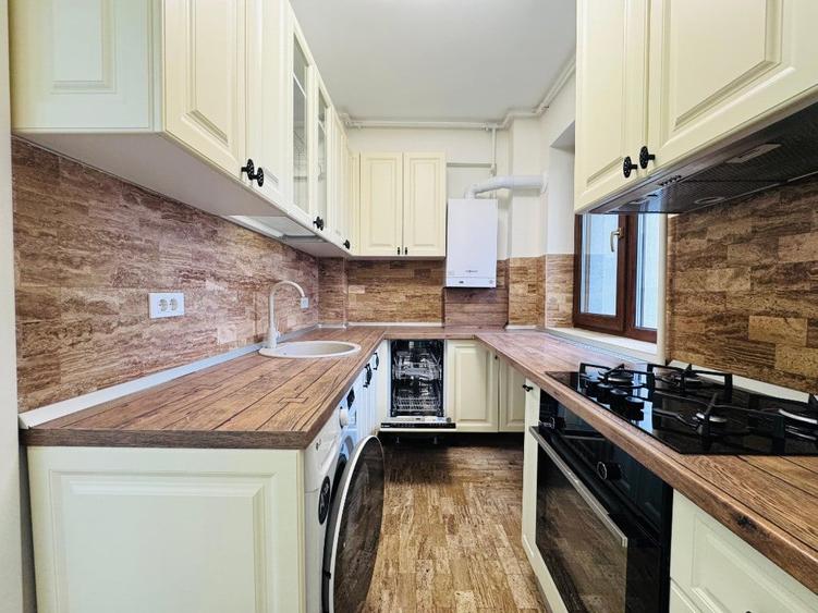 Apartament cu 3 camere semidecomandat în Banu Manta