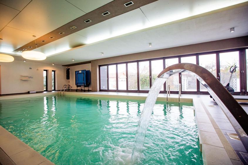 Casă individuală cu 9 camere cu Piscina în Braytim
