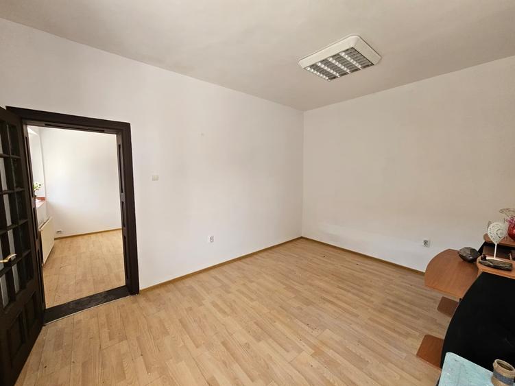 Casă individuală cu 6 camere cu Garaj în Sânandrei