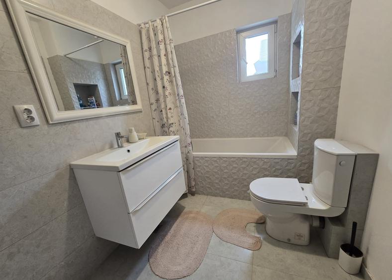 Duplex cu 6 camere cu Canalizare în Central