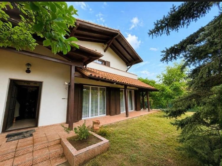 Casă individuală cu 6 camere cu Canalizare în Micești