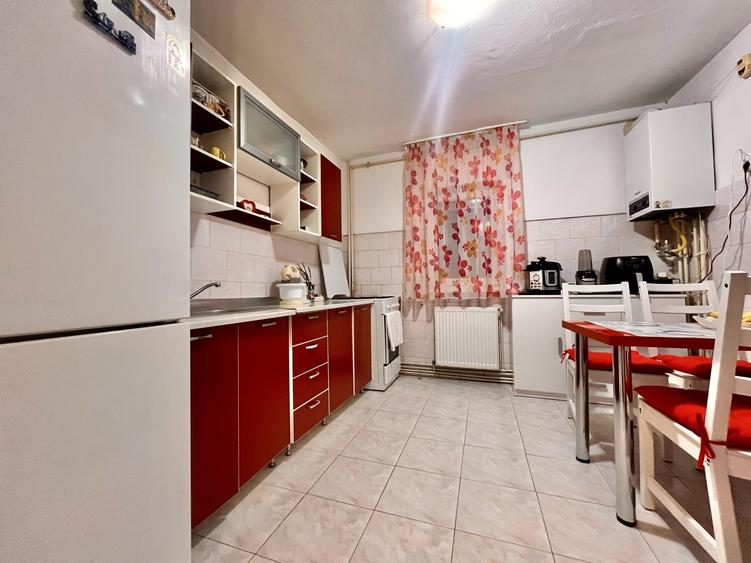 Apartament cu 3 camere decomandat, mobilat în Girocului