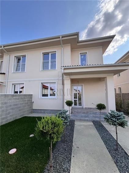 Duplex cu 4 camere cu Canalizare în Moșnița Nouă