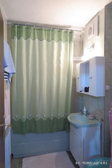 Apartament cu 4 camere semidecomandat în Micălaca