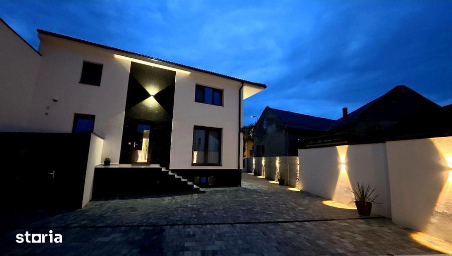 Casă cu 9 camere cu Teren 400 Mp în Semicentral