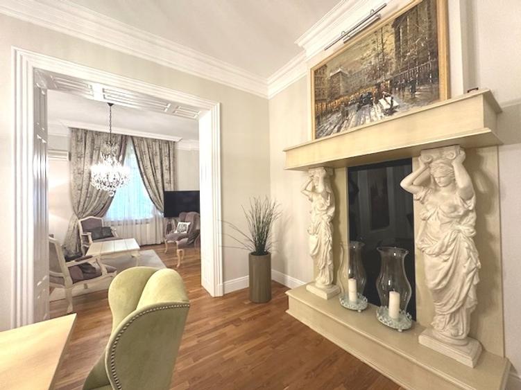 Apartament cu 5 camere semidecomandat, mobilat în Capitale