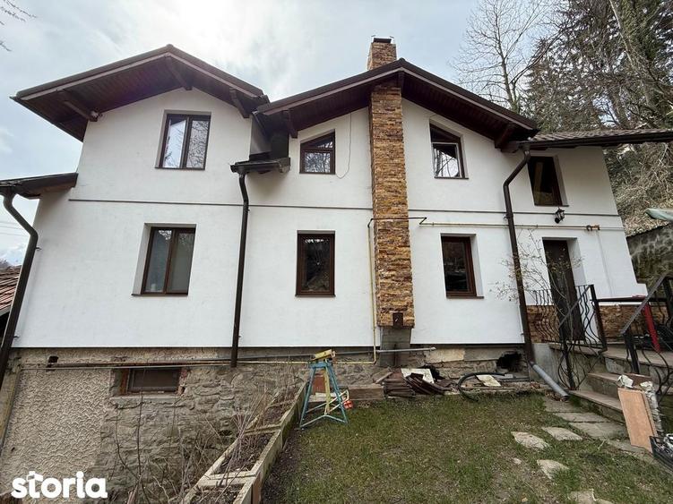 Casă cu 6 camere cu Teren 303 Mp în Central