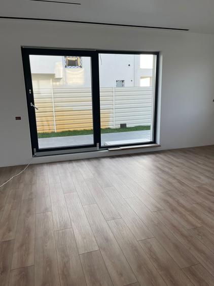 Duplex cu 4 camere cu Canalizare în 1 Decembrie