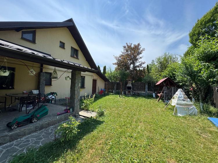 Casă individuală cu 8 camere cu Canalizare în Breaza