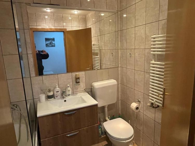 Apartament cu 3 camere semidecomandat în P-ța Victoriei