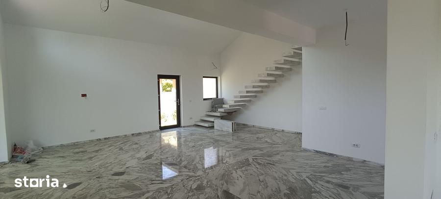 Casă cu 4 camere cu Teren 378 Mp în Malu Mare