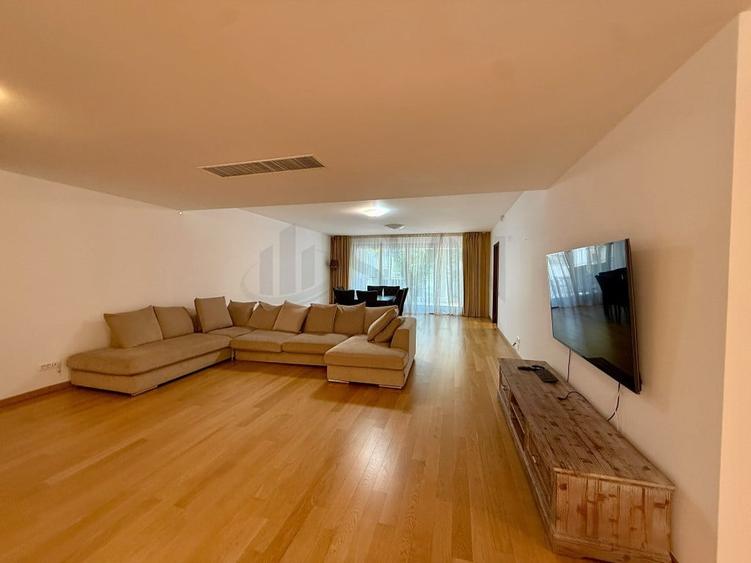 Apartament cu 3 camere semidecomandat în Aviatorilor