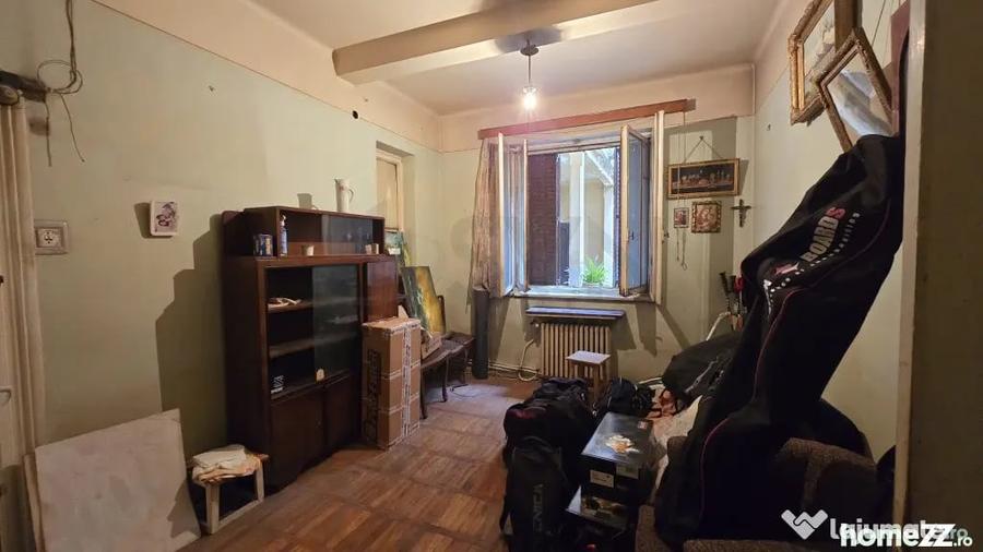 Apartament cu 3 camere semidecomandat în Romană