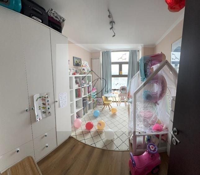 Apartament cu 3 camere semidecomandat, mobilat în Central