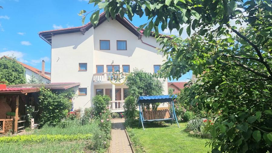 Casă individuală cu 8 camere cu Canalizare în Șelimbăr