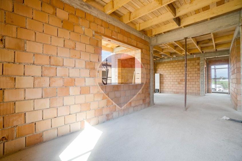 Casă individuală cu 4 camere cu Teren 450 Mp în Est