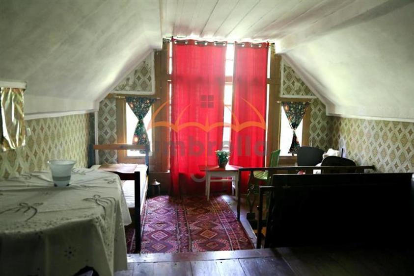 Casă cu 7 camere cu Teren 9948 Mp în Căpățânenii Ungureni