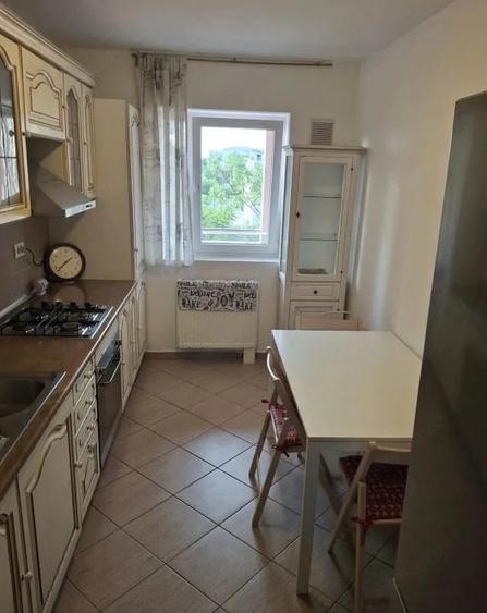 Apartament cu 3 camere decomandat în Pajura