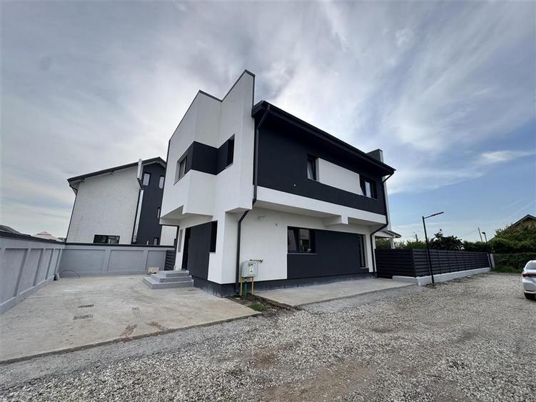 Casă individuală cu 4 camere cu Teren 500 Mp în Central
