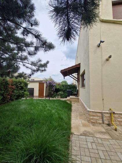 Duplex cu 4 camere cu Canalizare în 1 Decembrie