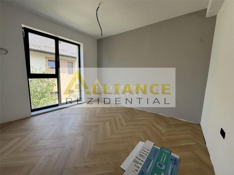 Duplex cu 5 camere decomandat cu Canalizare în Central