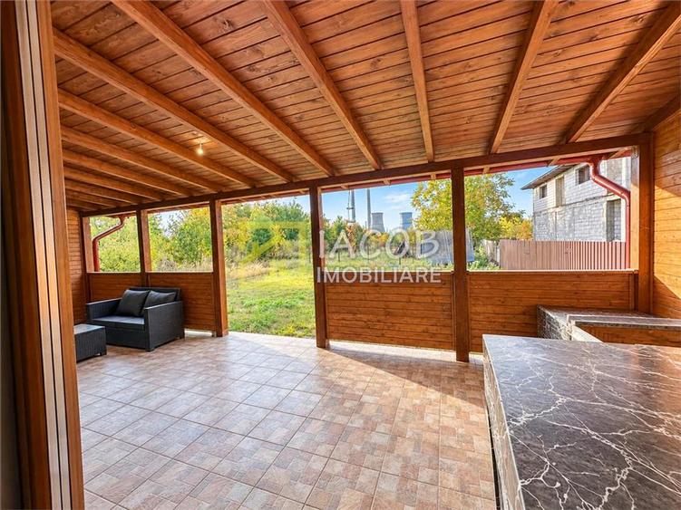 Casă cu 5 camere cu Teren 1179 Mp în Izvoare