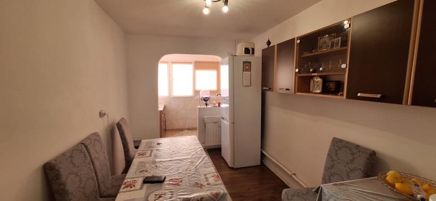 Apartament cu 4 camere semidecomandat în Dristor