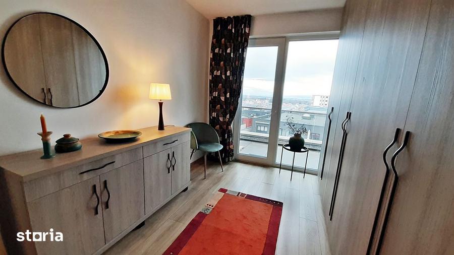 Apartament cu 5 camere decomandat, mobilat în Tractorul