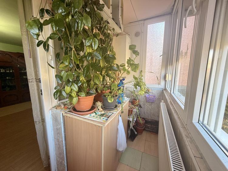 Apartament cu 3 camere semidecomandat în Aradului
