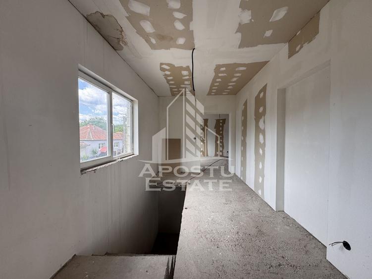 Casă individuală cu 10 camere cu Canalizare în Fărcădin