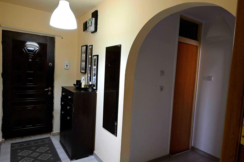 Apartament cu 3 camere decomandat în Prundu