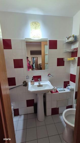 Apartament cu 3 camere semidecomandat, mobilat în Titan