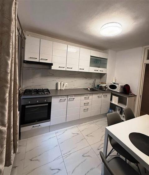 Apartament cu 3 camere semidecomandat, mobilat în Malu Roșu