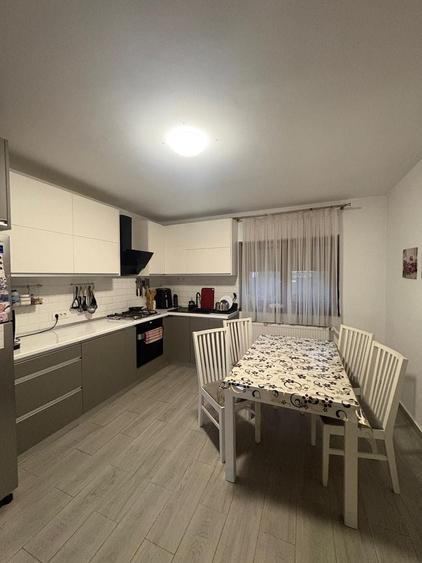 Casă individuală cu 7 camere cu Canalizare în Nord-Est
