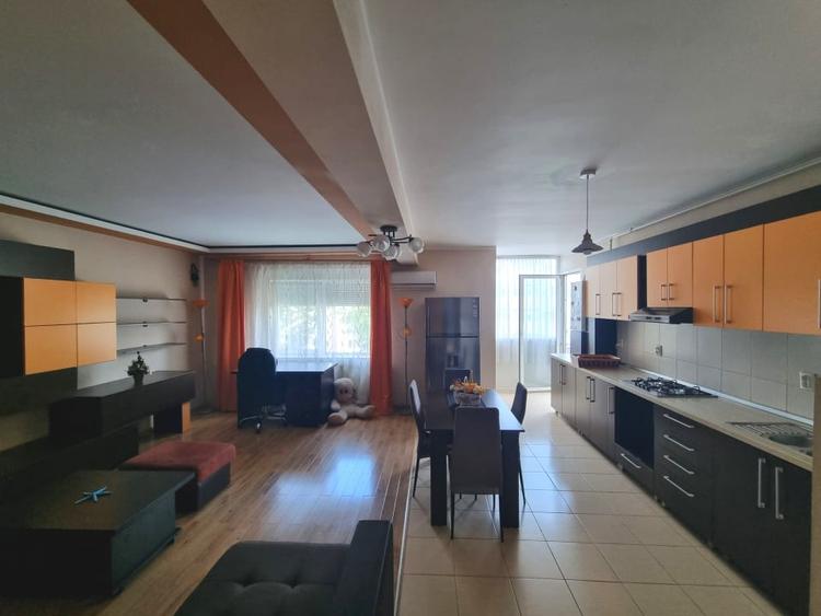 Apartament cu 3 camere în Cetate