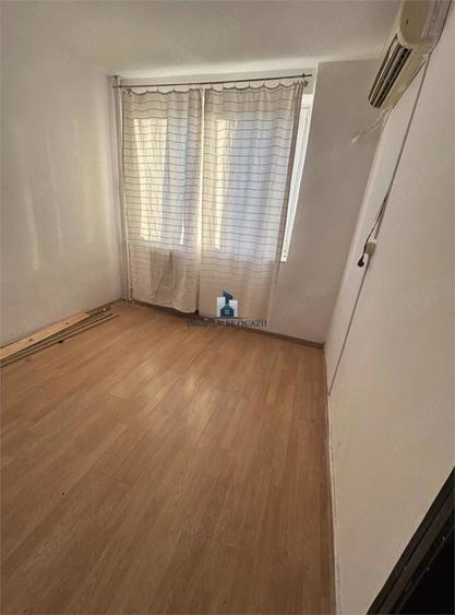 Apartament cu 3 camere semidecomandat în Apărătorii Patriei