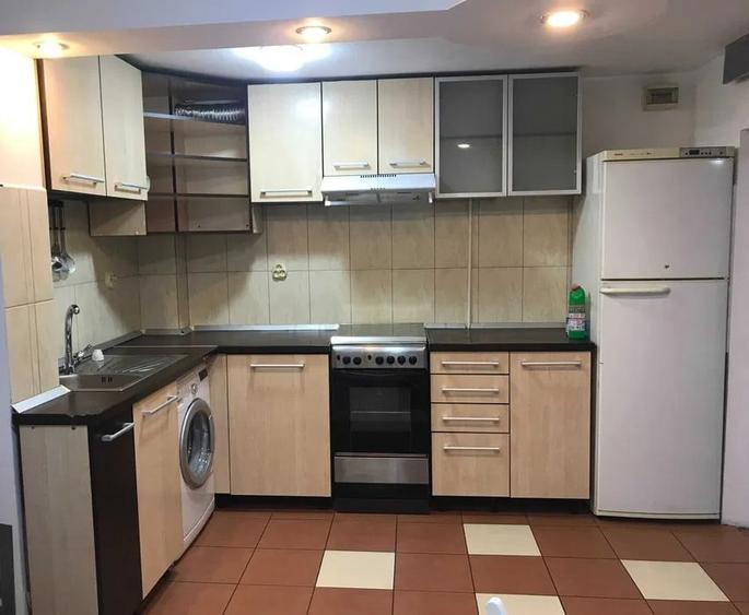Apartament cu 3 camere decomandat în Tei