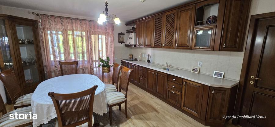Casă cu 5 camere cu Teren 857 Mp în Central