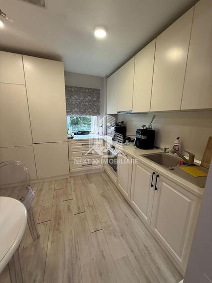 Apartament cu 4 camere decomandat, mobilat în Central